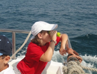 Asomandose desde el barco